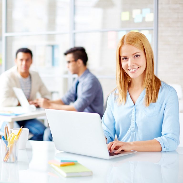 Agente inmobiliario REMAX en Madrid trabajando en equipo